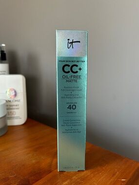 IT Cosmetics CC+ Cream Oil-Free Matte Cream SPF 40 - Rich Honey - turquoise tube